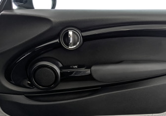 Подержанный автомобиль MINI Hatch 2020 года (25 фото)