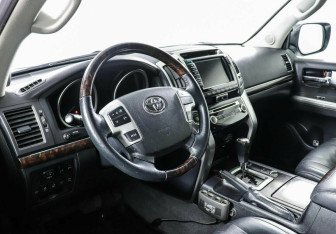 Подержанный автомобиль Toyota Land Cruiser Suv 2012 года (8 фото)