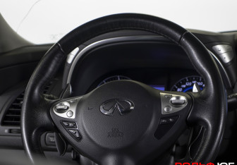Подержанный автомобиль Infiniti QX70 2016 года (13 фото)