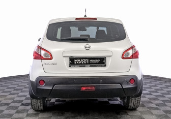 Подержанный автомобиль Nissan Qashqai 2013 года (5 фото)