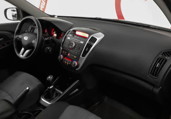 Подержанный автомобиль Kia Ceed Hatchback 2011 года (9 фото)