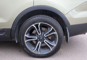 Подержанный автомобиль Ford Explorer 2014 года (9 фото)