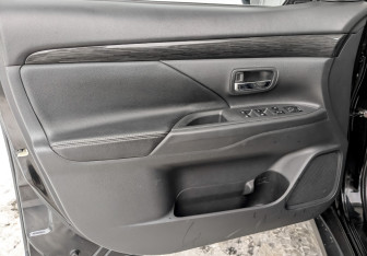 Подержанный автомобиль Mitsubishi Outlander 2017 года (19 фото)