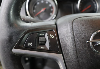 Подержанный автомобиль Opel Astra Hatchback 2011 года (15 фото)