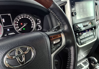 Подержанный автомобиль Toyota Land Cruiser Suv 2015 года (25 фото)
