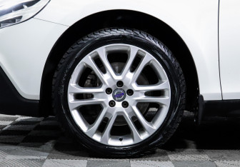 Подержанный автомобиль Volvo V40 Cross Country 2017 года (15 фото)