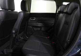 Подержанный автомобиль Mitsubishi Outlander 2016 года (13 фото)