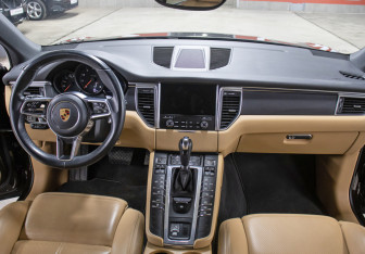 Подержанный автомобиль Porsche Macan 2018 года (15 фото)