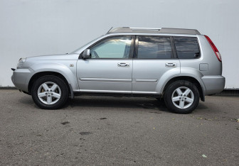 Подержанный автомобиль Nissan X-Trail 2005 года (8 фото)