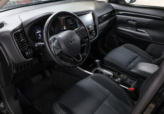 Подержанный автомобиль Mitsubishi Outlander 2019 года (16 фото)