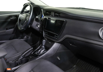 Подержанный автомобиль Toyota Corolla Sedan 2017 года (8 фото)