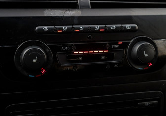 Подержанный автомобиль SEAT Leon Hatchback 2012 года (14 фото)