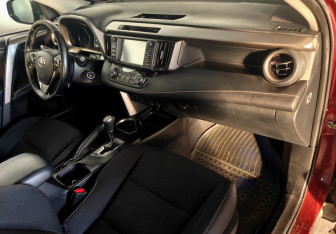 Подержанный автомобиль Toyota RAV4 2016 года (11 фото)