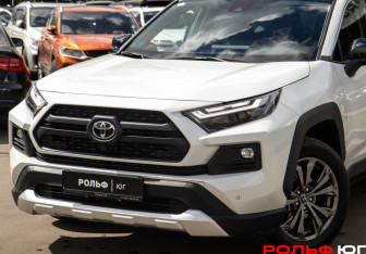 Подержанный автомобиль Toyota RAV4 2025 года (18 фото)