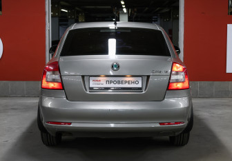 Подержанный автомобиль Skoda Octavia Liftback 2011 года (6 фото)