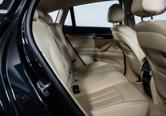 Подержанный автомобиль BMW X6 2016 года (10 фото)