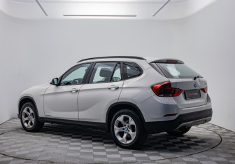 Подержанный автомобиль BMW X1 2013 года (7 фото)