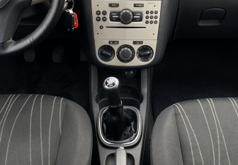 Подержанный автомобиль Opel Corsa 2008 года (13 фото)
