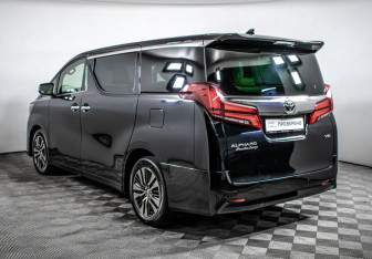 Подержанный автомобиль Toyota Alphard 2021 года (7 фото)