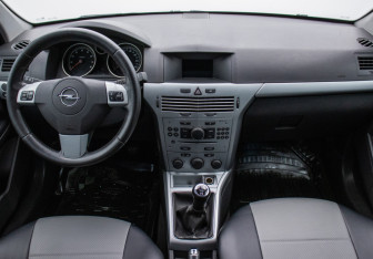 Подержанный автомобиль Opel Astra Wagon 2012 года (13 фото)