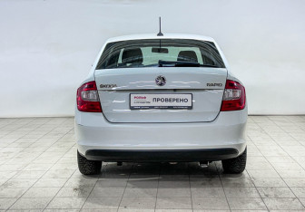 Подержанный автомобиль Skoda Rapid Liftback 2016 года (5 фото)