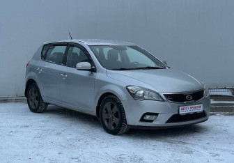 Подержанный автомобиль Kia Ceed Hatchback 2010 года (3 фото)