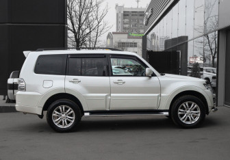 Подержанный автомобиль Mitsubishi Pajero 2015 года (4 фото)