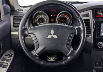 Подержанный автомобиль Mitsubishi Pajero 2018 года (21 фото)