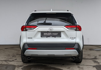 Подержанный автомобиль Toyota RAV4 2024 года (16 фото)