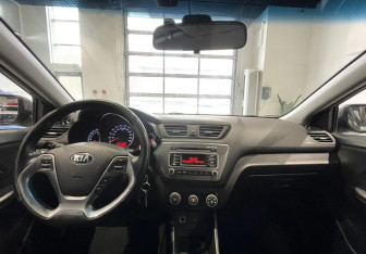 Подержанный автомобиль Kia Rio Sedan 2015 года (11 фото)