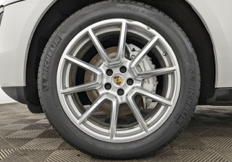Подержанный автомобиль Porsche Macan 2015 года (12 фото)