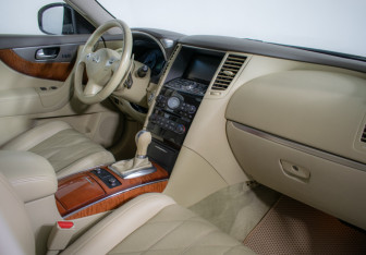 Подержанный автомобиль Infiniti QX70 2015 года (9 фото)