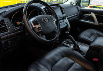 Подержанный автомобиль Toyota Land Cruiser Suv 2015 года (12 фото)