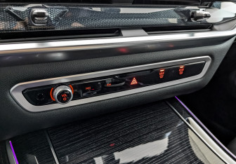 Подержанный автомобиль BMW X5 2025 года (21 фото)