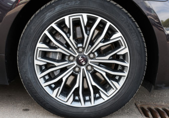 Подержанный автомобиль Kia K900 2019 года (29 фото)