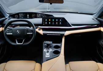 Подержанный автомобиль Changan UNI-V 2023 года (24 фото)