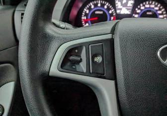 Подержанный автомобиль Hyundai Solaris Hatchback 2013 года (25 фото)