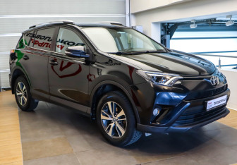 Подержанный автомобиль Toyota RAV4 2018 года (3 фото)