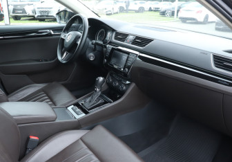 Подержанный автомобиль Skoda Superb Liftback 2015 года (12 фото)