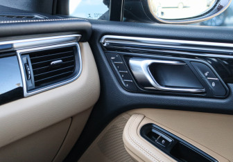 Подержанный автомобиль Porsche Macan 2017 года (29 фото)
