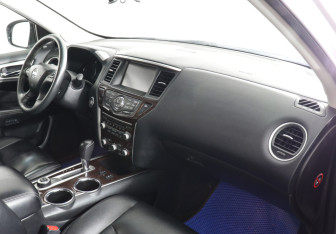 Подержанный автомобиль Nissan Pathfinder 2016 года (8 фото)