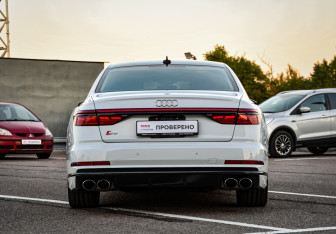 Подержанный автомобиль Audi S8 2020 года (10 фото)