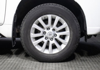 Подержанный автомобиль Toyota Land Cruiser Prado 2014 года (23 фото)