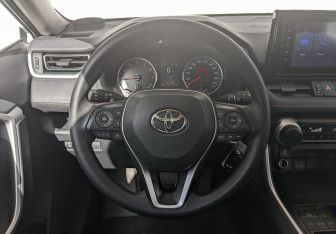 Подержанный автомобиль Toyota RAV4 2021 года (8 фото)
