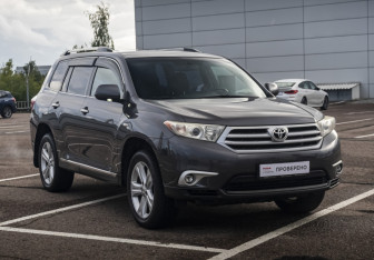 Подержанный автомобиль Toyota Highlander 2011 года (3 фото)