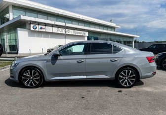 Подержанный автомобиль Skoda Superb Liftback 2025 года (8 фото)