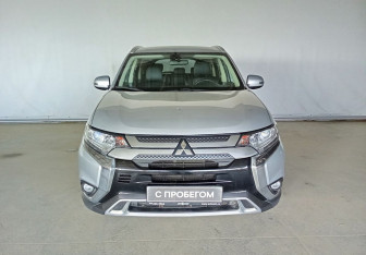 Подержанный автомобиль Mitsubishi Outlander 2020 года (2 фото)