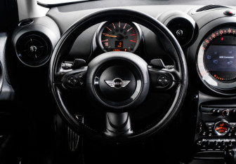 Подержанный автомобиль MINI Countryman 2016 года (20 фото)