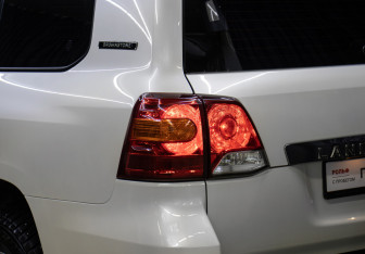 Подержанный автомобиль Toyota Land Cruiser Suv 2015 года (28 фото)