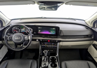 Подержанный автомобиль Kia Carnival 2022 года (14 фото)